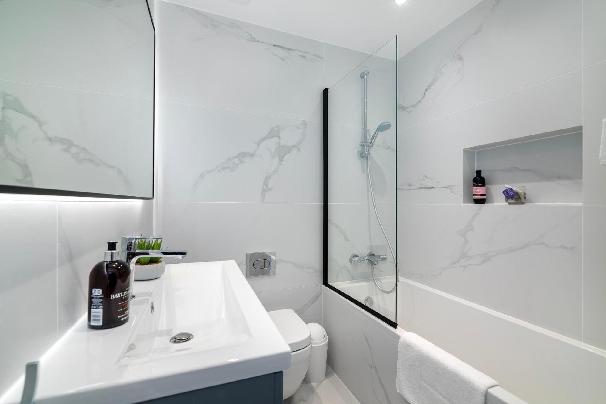 Modern 2 Bed En-suite Chelsea Apartment *