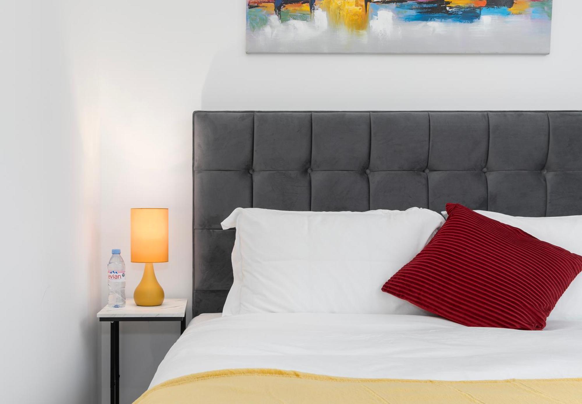 Modern 2 Bed En-suite Chelsea Apartment London