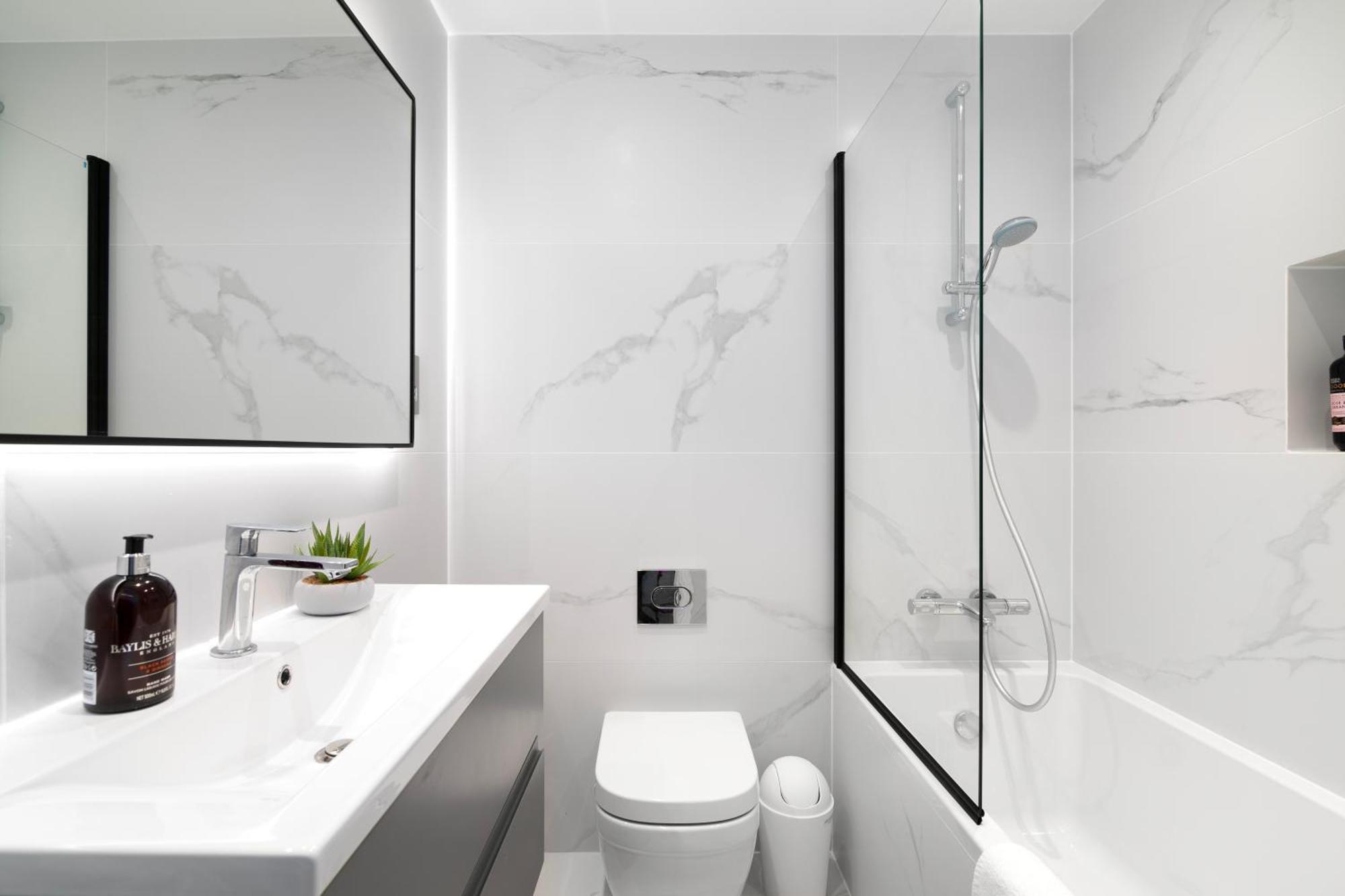 Modern 2 Bed En-suite Chelsea Apartment London